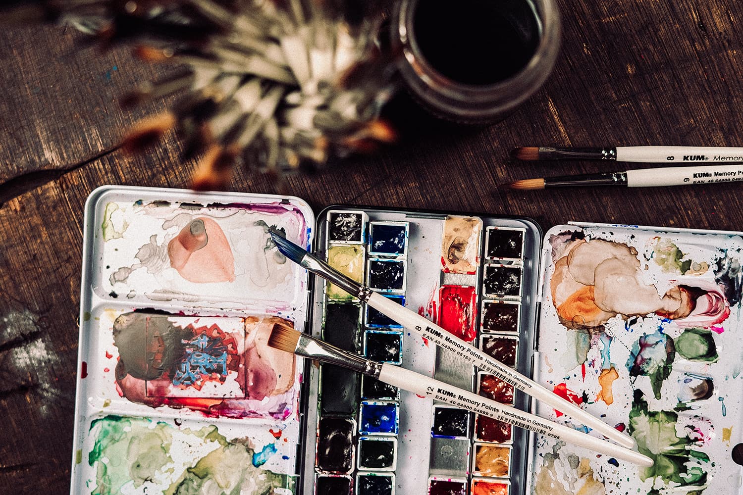 KUM Memory Point Pinsel auf einer benutzten Aquarellpalette