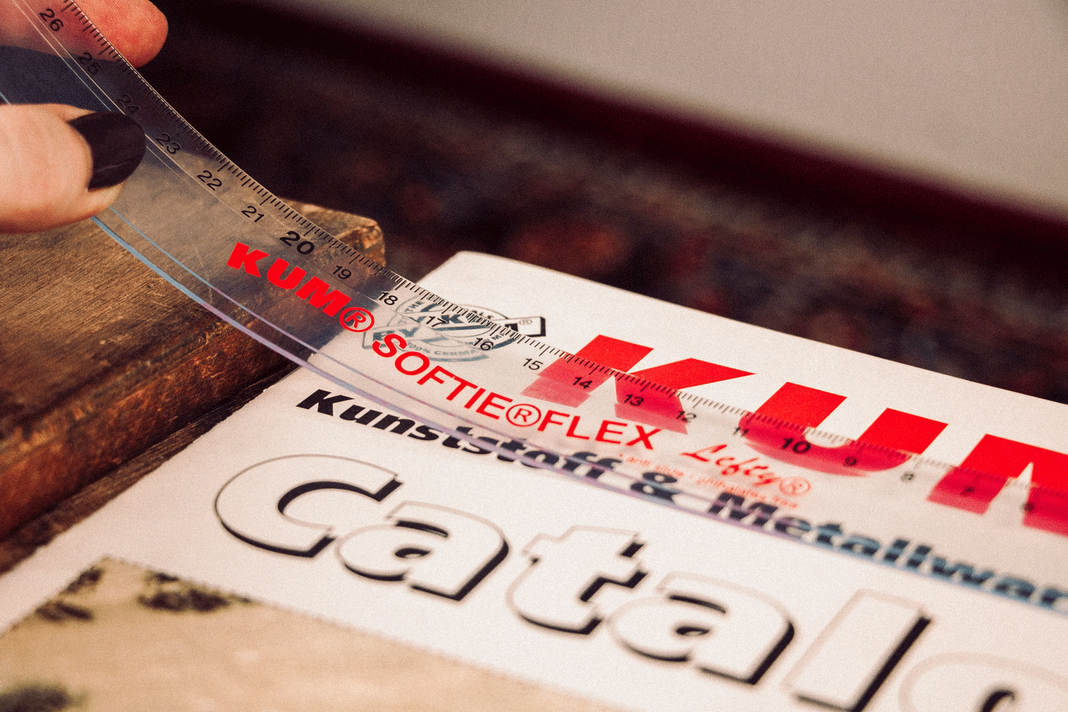 Gebogenes transparentes KUM Softie®FLEX Lefty Lineal über einem KUM-Katalog