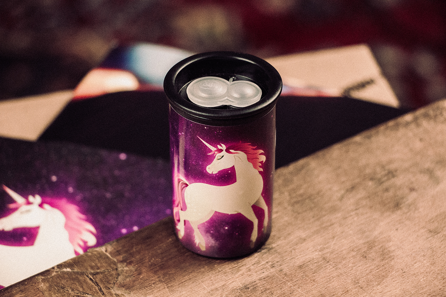 KUM Unicorn Doppellochanspitzer mit illustriertem Einhorn auf violettem Sternenhimmel